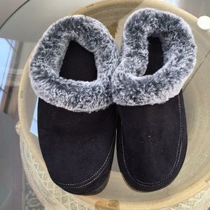 Dearforms black slippers lightly worn Medium 7-8